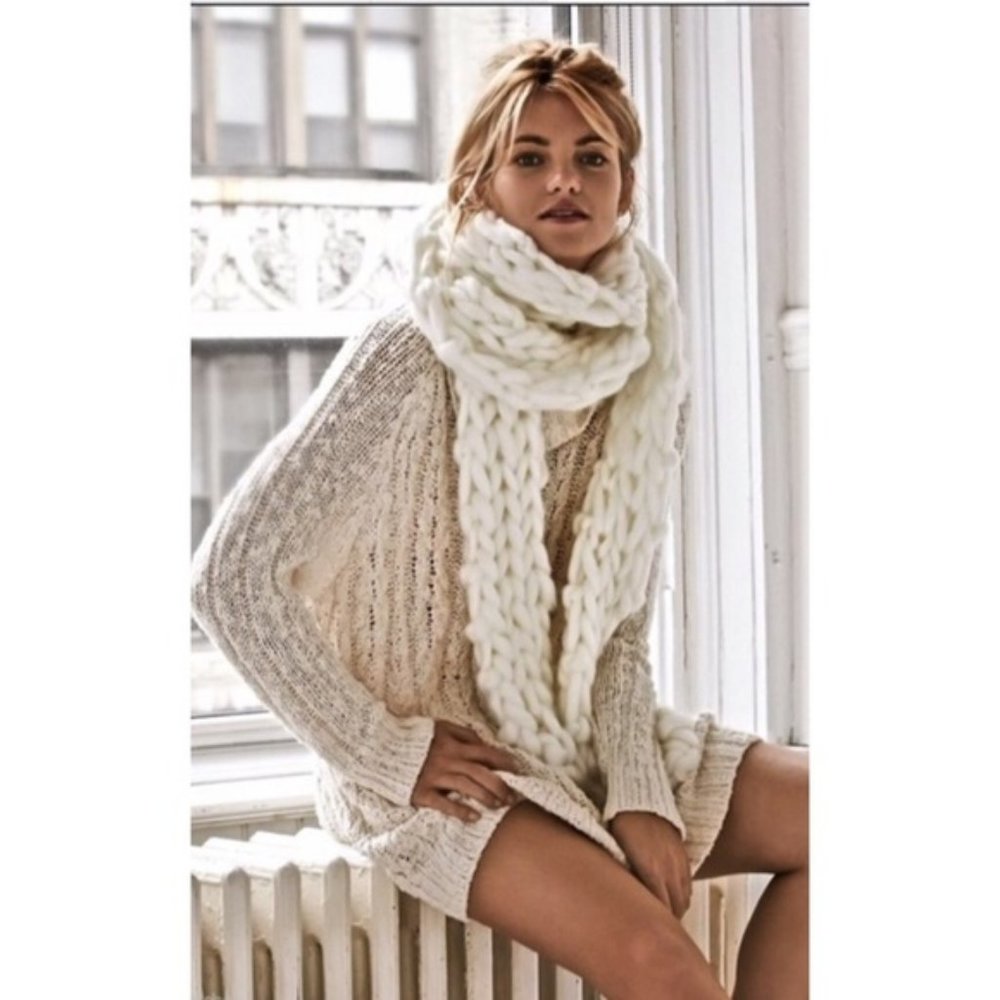 So Warm FREE PEOPLE Chunky IVORY Long INFINITY SCARF